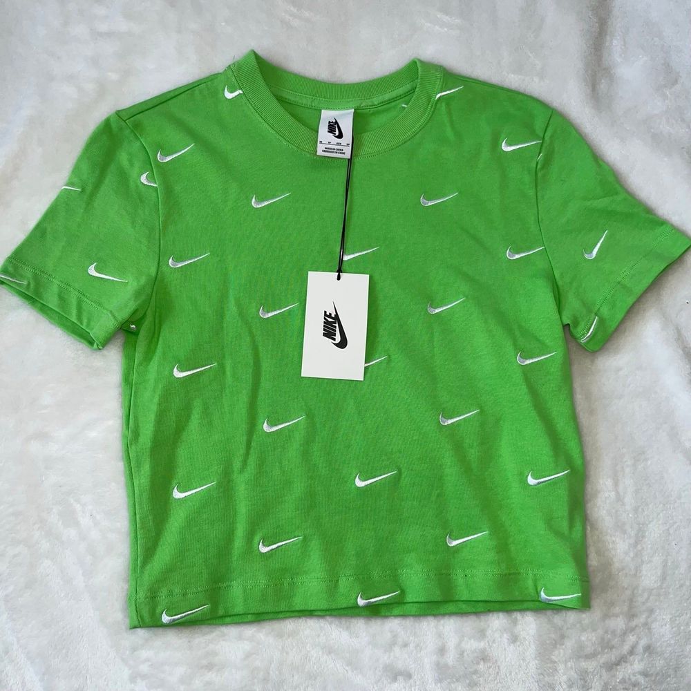 NWT nike green short sleeve